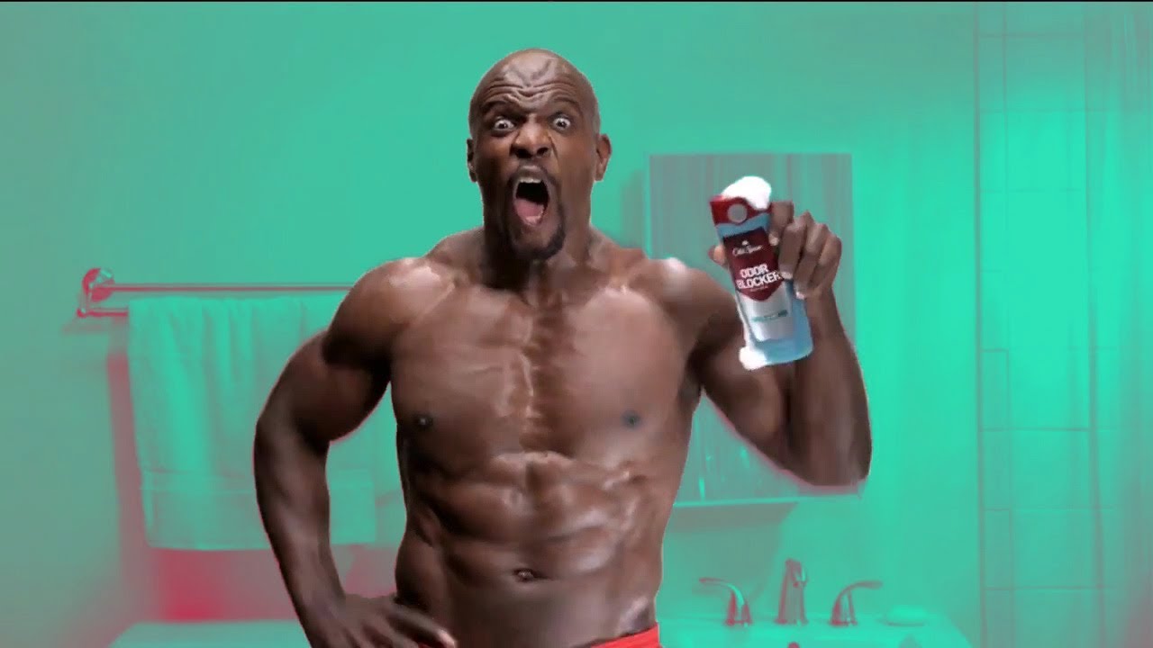 Terry Crews a pecho descubierto sostenciendo Old Spice
